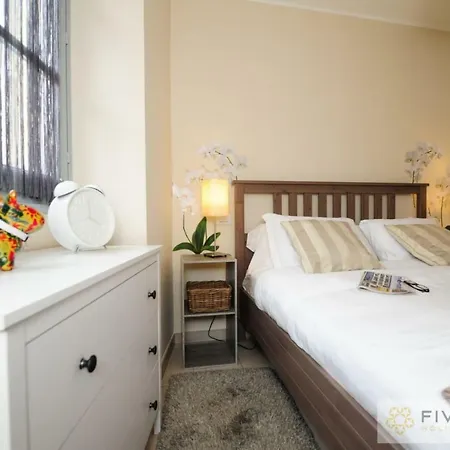 Flower Nest - Five Stars Holiday House Apartment *