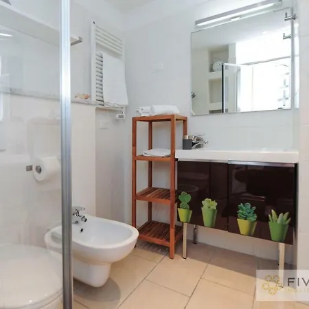 Apartment Flower Nest - Five Stars Holiday House
