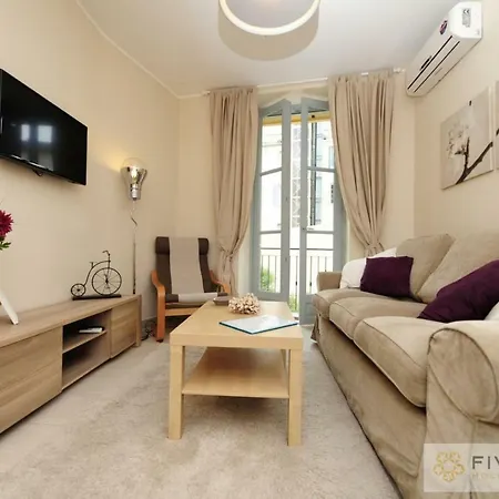 Flower Nest - Five Stars Holiday House Apartment