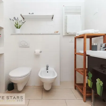 Flower Nest - Five Stars Holiday House Apartment